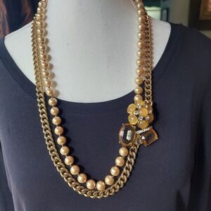 Chic Gold Pearl Necklace with Floral Accents
